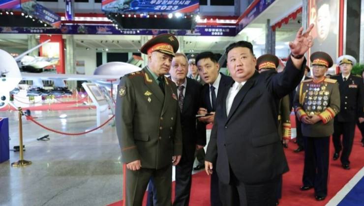 Il leader nordcoreano mostra le sue armi 