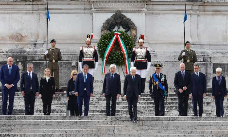 Sergio Mattarella dopo aver deposto la corona dall'alloro al Milite Ignoto
