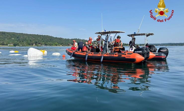 Sommozzatori dei vigili del fuoco in azione sul Lago Maggior