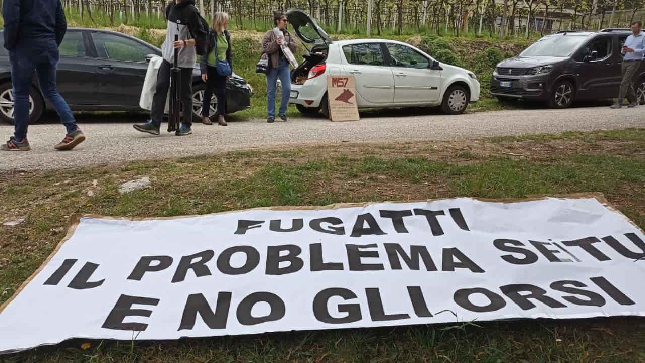 Striscione contro il presidente della Provincia autonoma di Trento