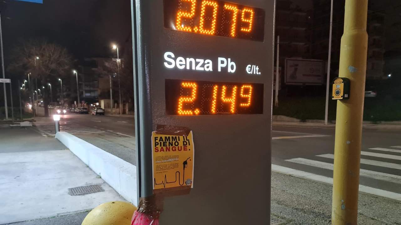 Striscioni contro il caro carburante