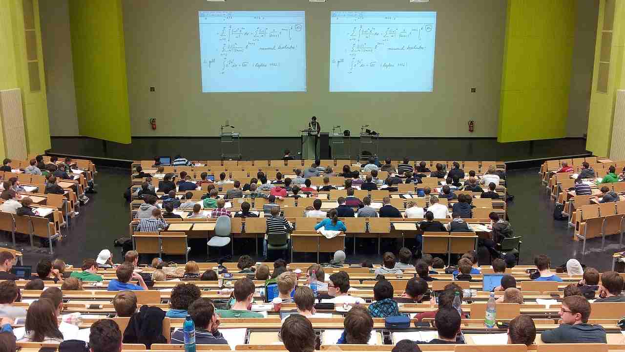 Studenti in un'aula universitaria