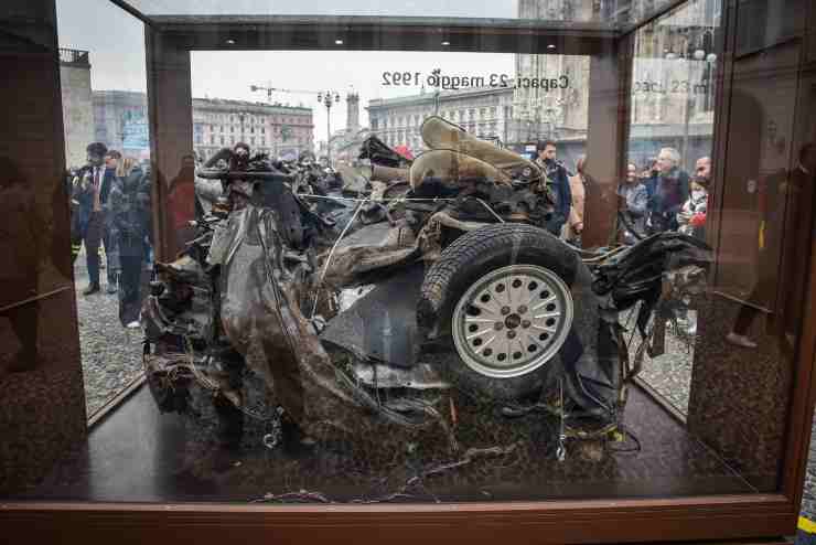 Teca con i resti dell'auto dove viaggiava Falcone