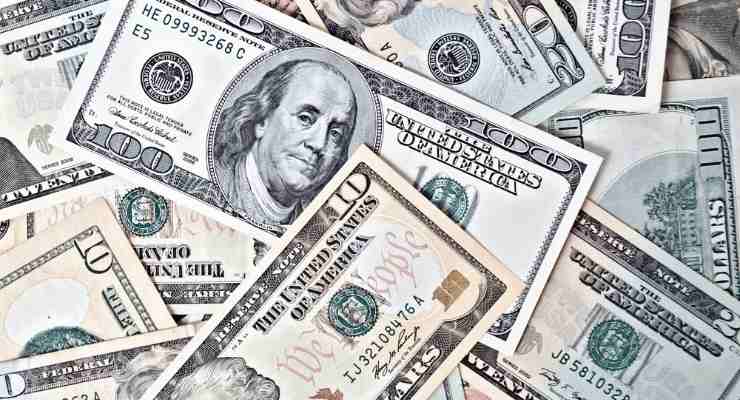 Trova banconote in una borsa Trova banconote in una borsa