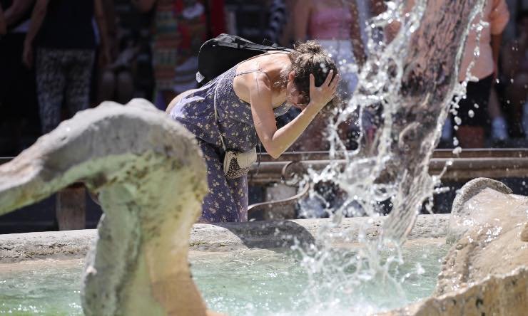 Turista si bagna la testa in Piazza Navona, Roma