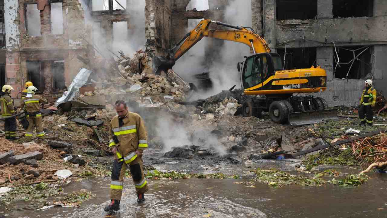 Soccorritori al lavoro in un palazzo distrutto