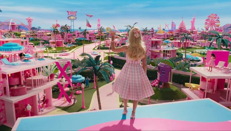 Una scena di Barbie, in cui vediamo Barbieland