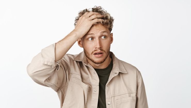 Scioccato da cosa trova in mezzo alla strada