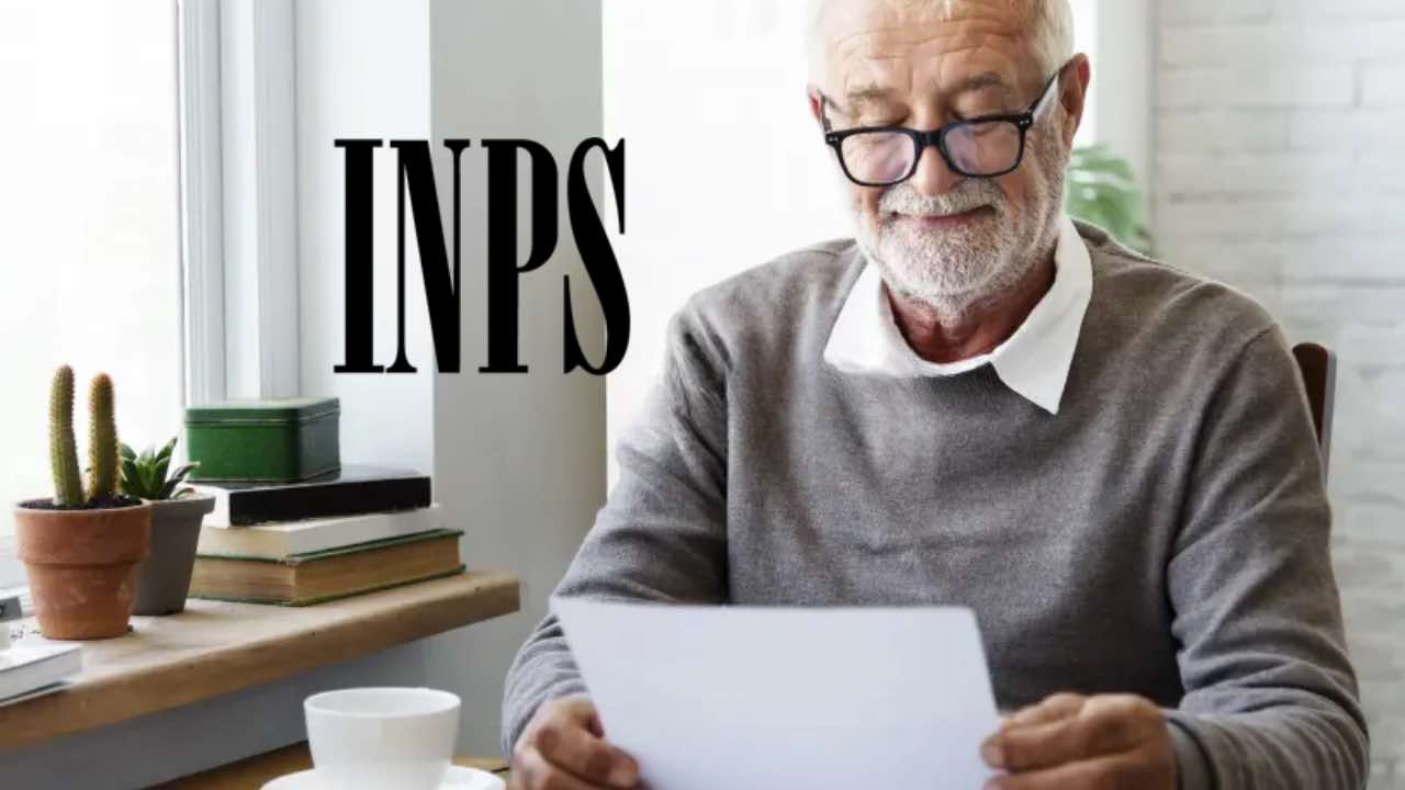 uomo che legge lettera uomo che legge lettera