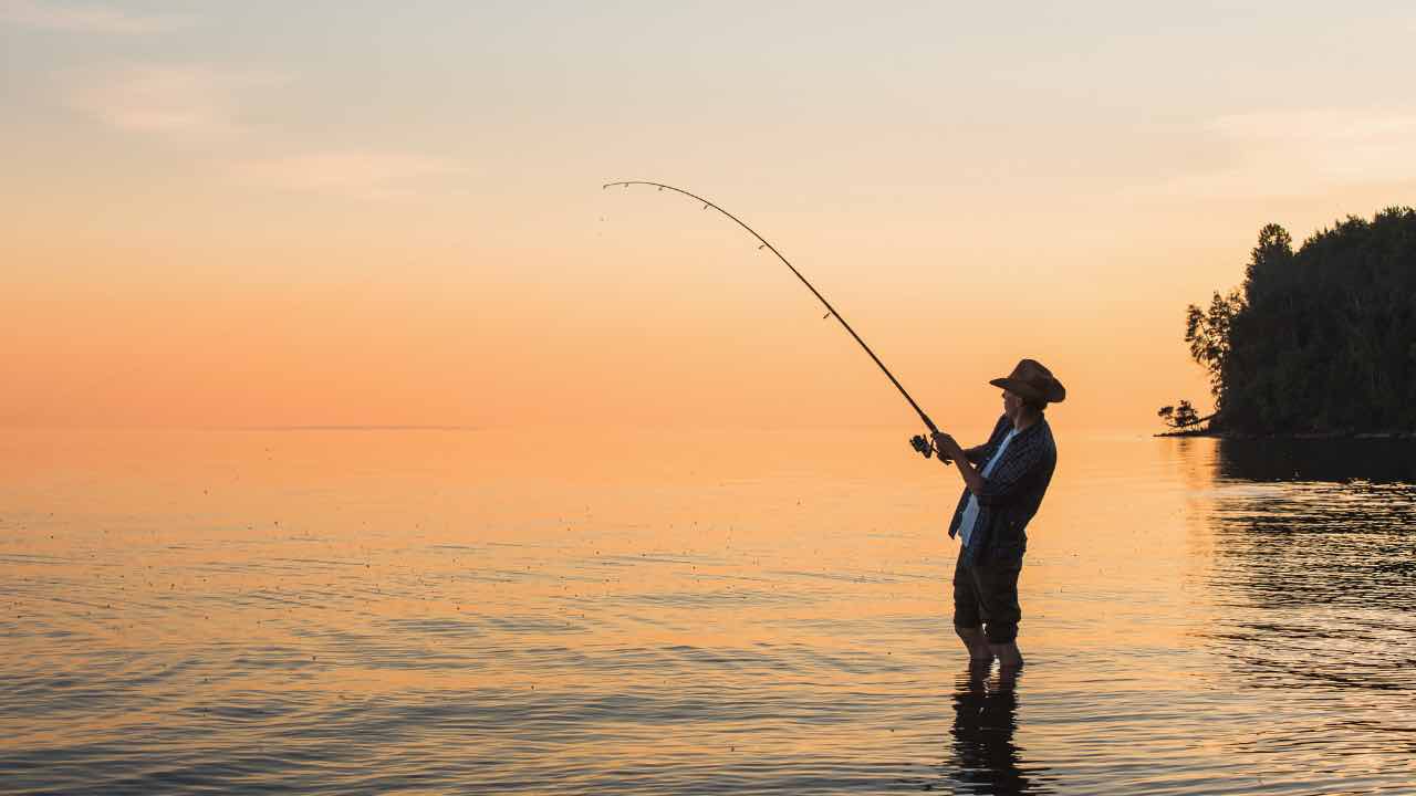 uomo che pesca