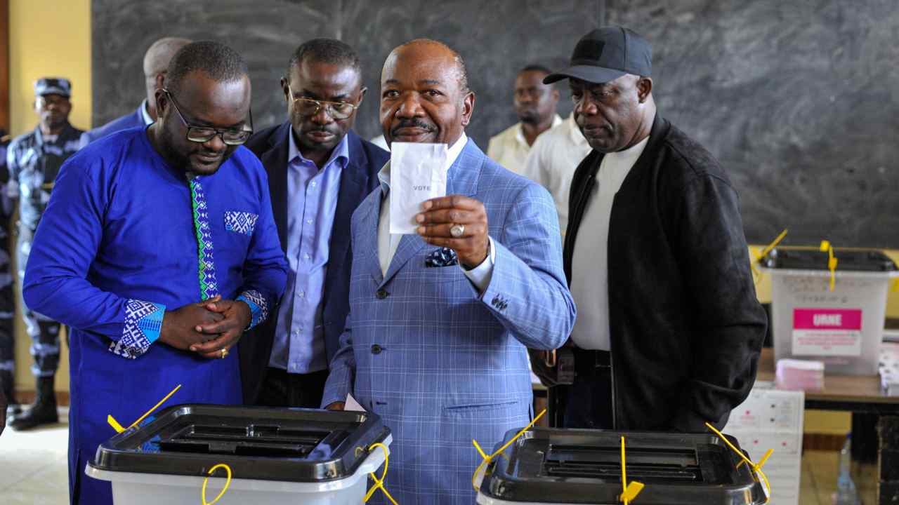 Ali Bongo Ondimba mentre vota