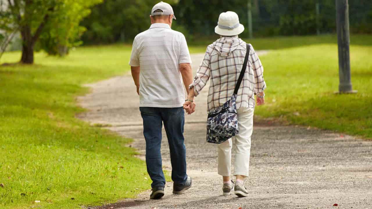 Anziani che camminano