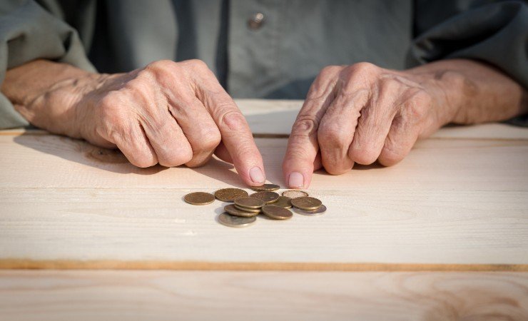 Anziano in difficoltà economiche