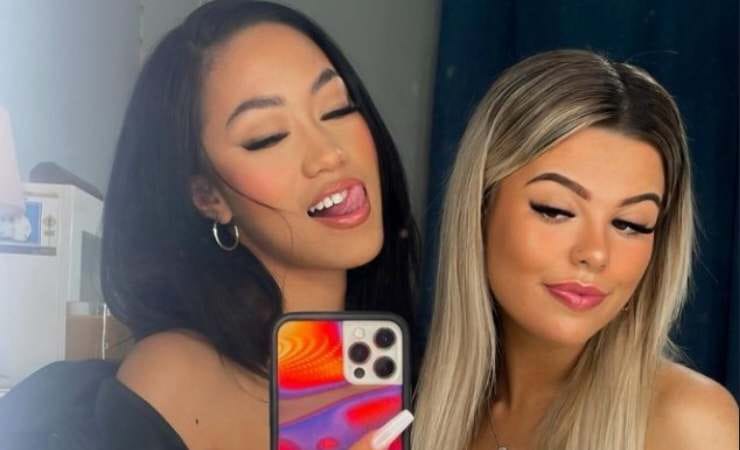 Ayle Mejorada (a sinistra) con un'amica