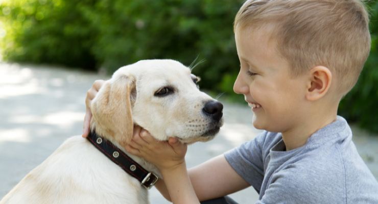 Bambino con il suo cane