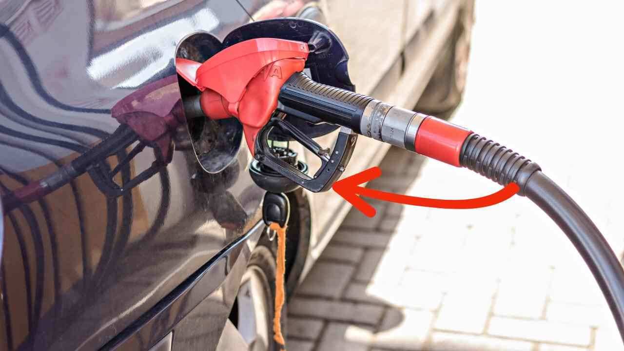 Benzina, il trucco della pompa per risparmiare soldi
