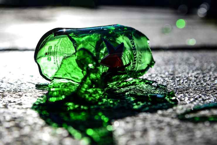 Bottiglia di vetro rotta