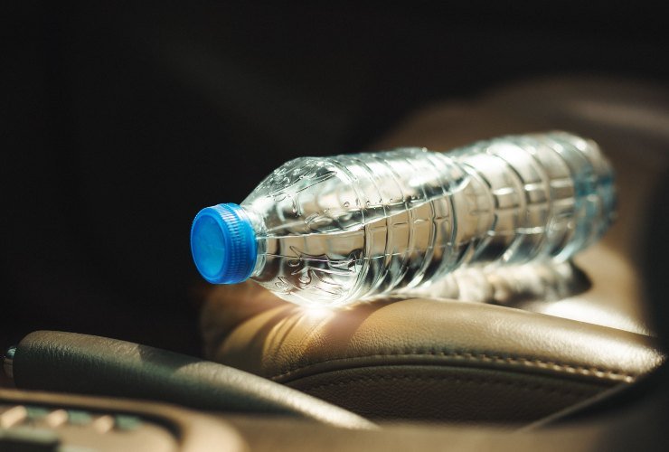 Bottiglia d'acqua lasciata in macchina al sole