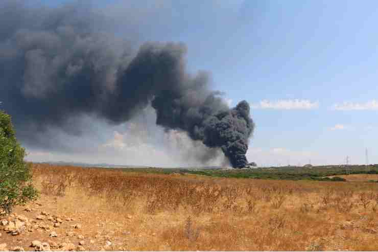 Colonna di fumo allo stabilimento Gesam