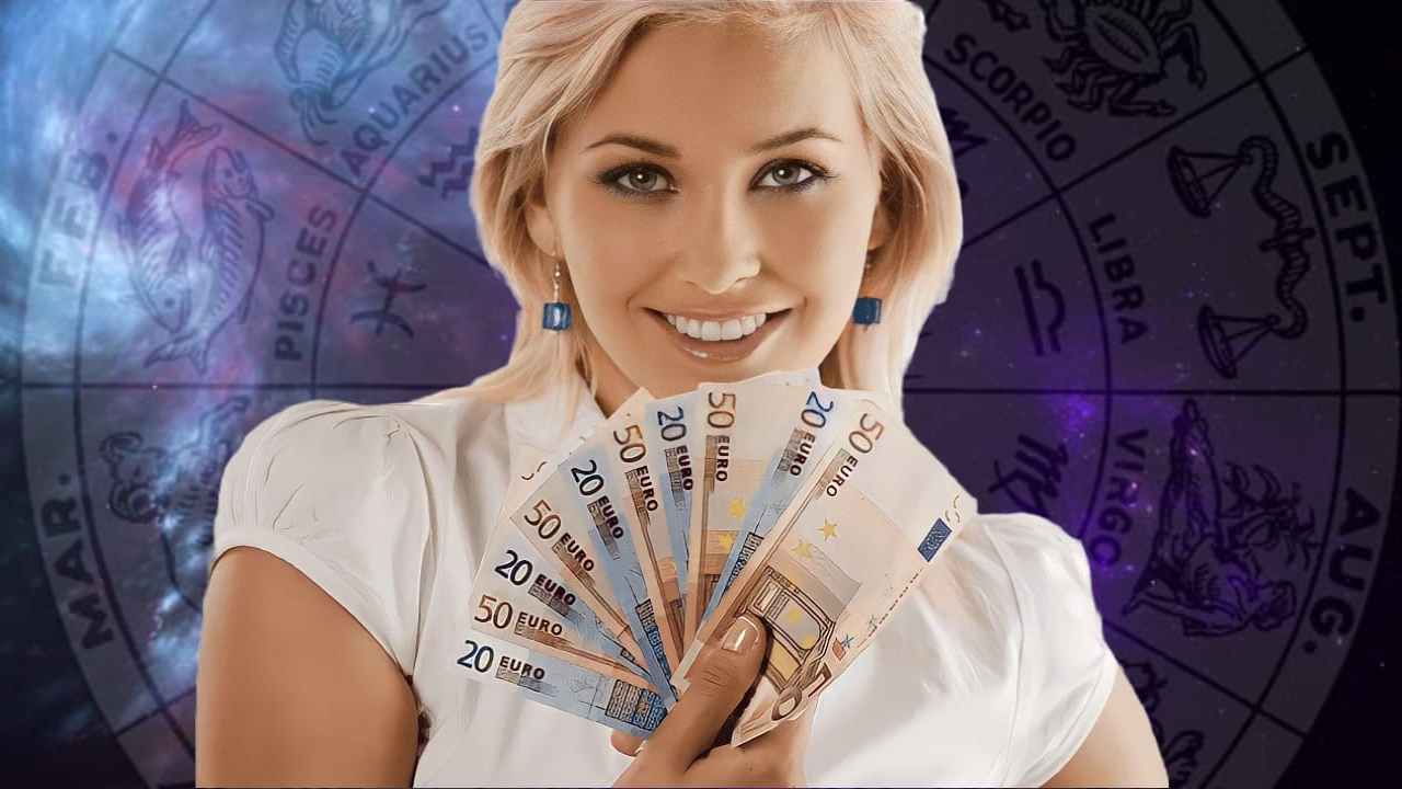 Donna con banconote in mano