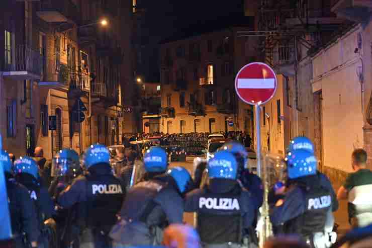 Forze dell'ordine sedano una rivolta