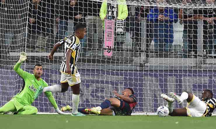 Juventus-Bologna, contatto tra Iling-Junior e Ndoye