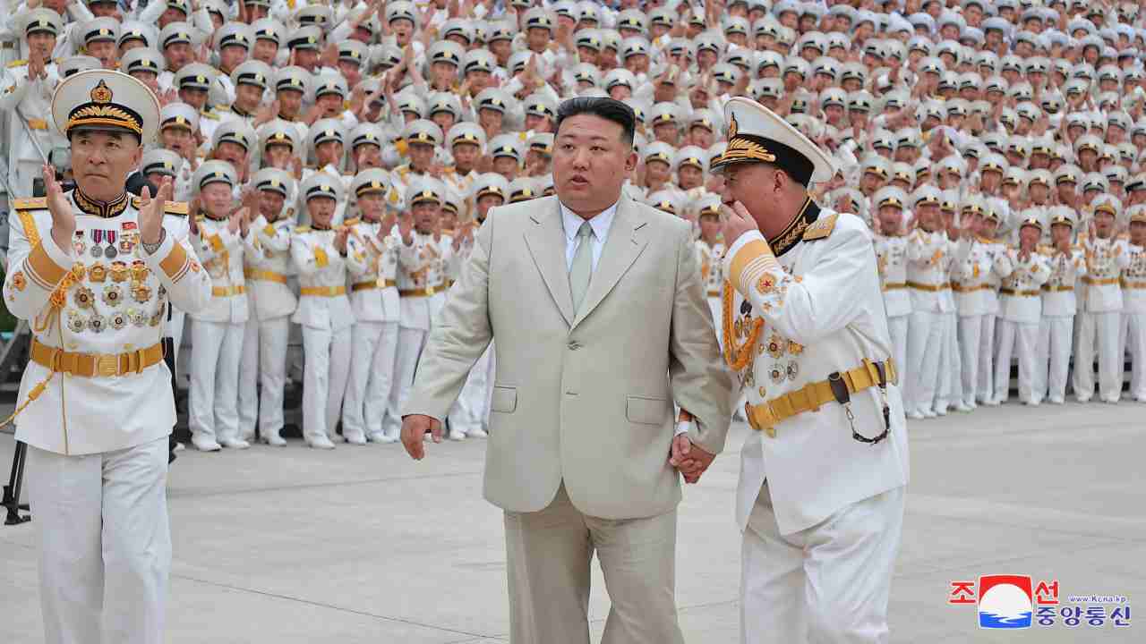 Kim in visita al comando della Marina