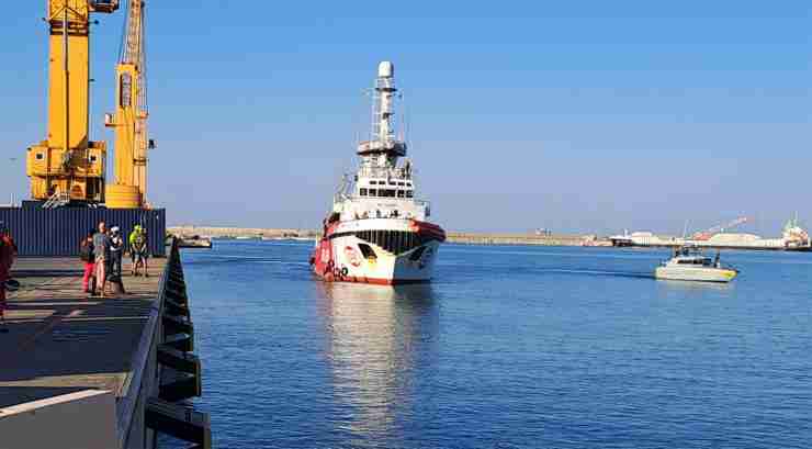 L'arrivo della nave di Open Arms