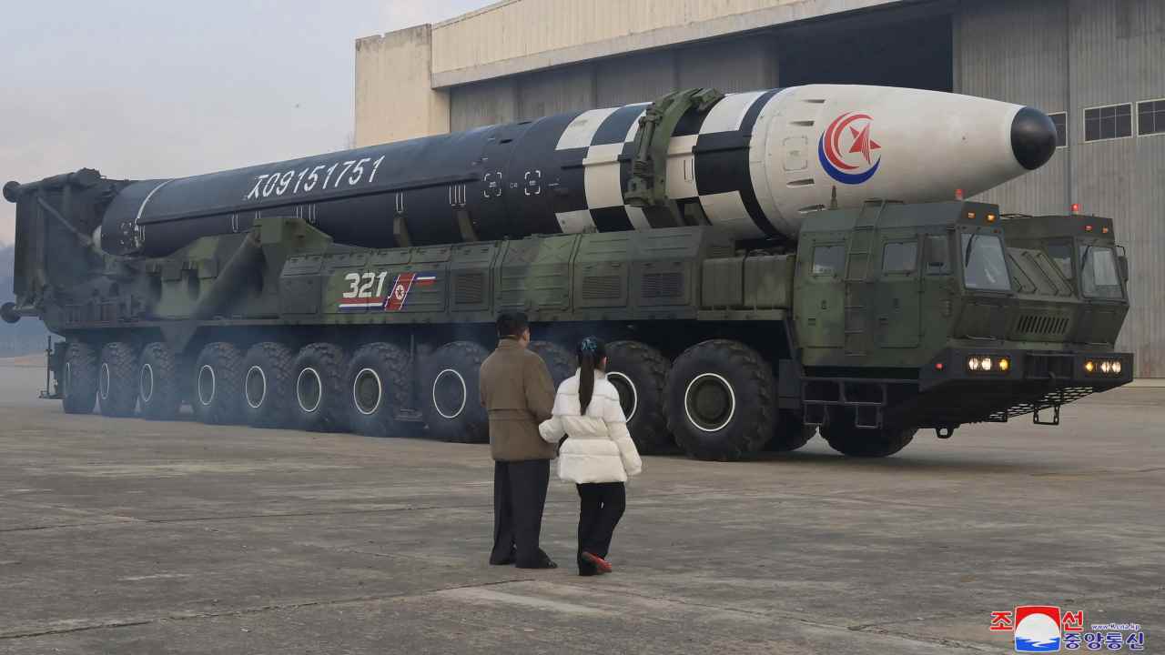 Leader nordcoreano davanti a un missile