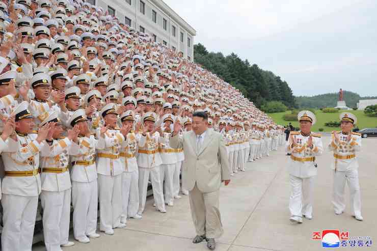 Leader norcoreano in visita alla Marina