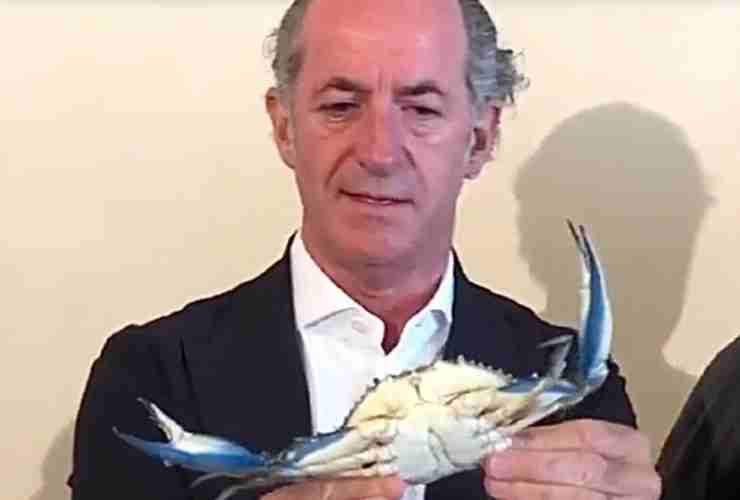 Luca Zaia mostra il granchio blu