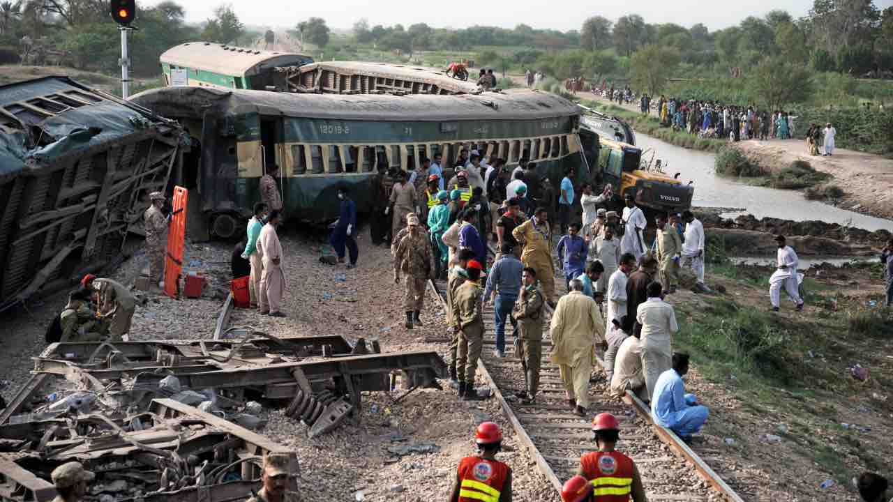 Pakistan, treno passeggeri deraglia a Sanghar, Nawabshah