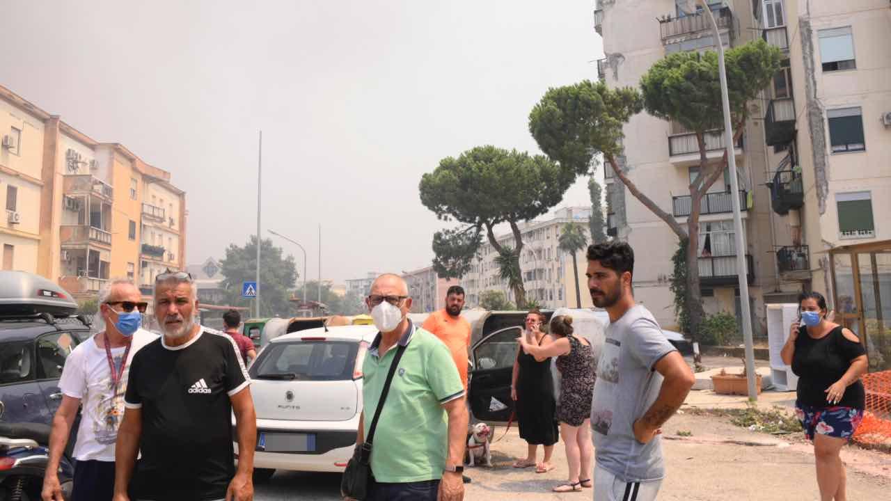 Palermo, cittadini in strada a Borgo Nuovo durante gli incendi