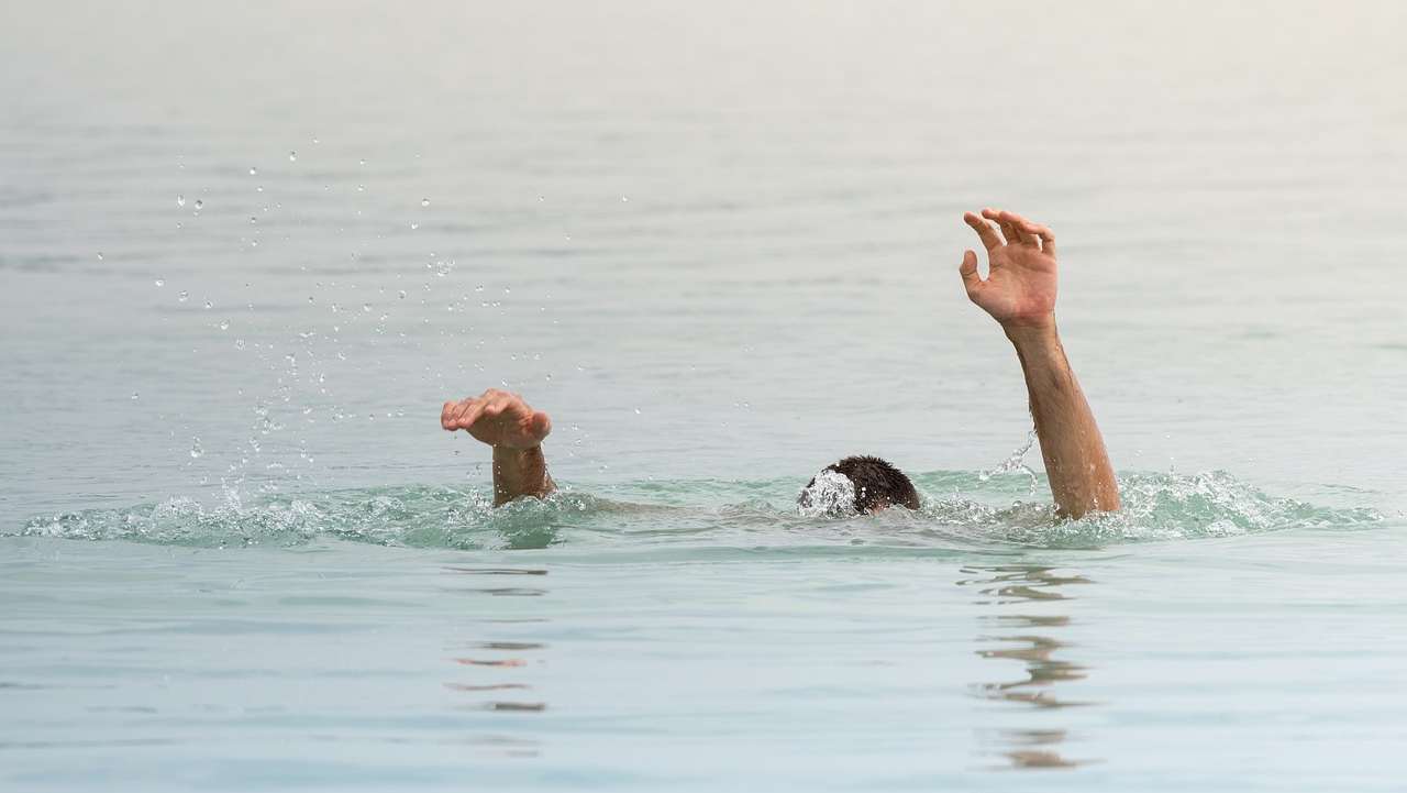 Persona che sta annegando