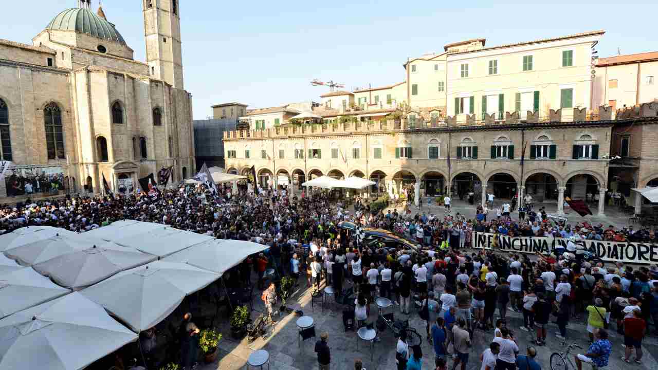Piazza del Popolo ad Ascoli durante i funerali di Carlo Mazzone