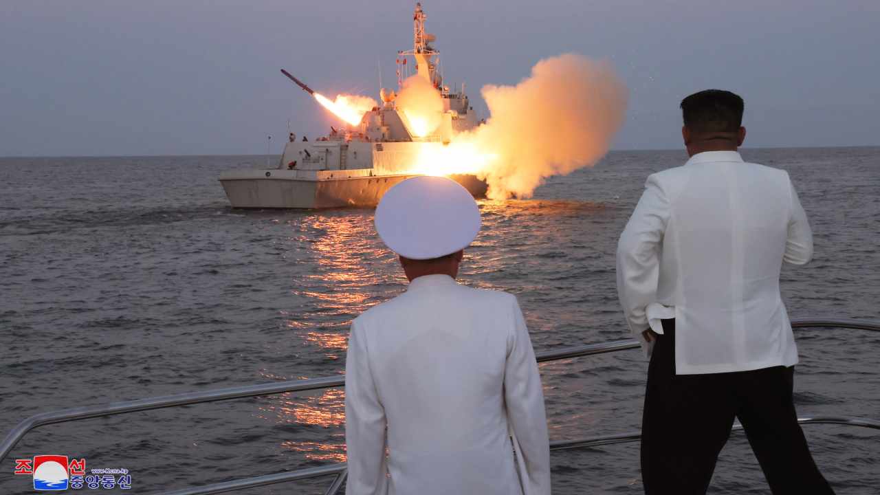 Presidente nordcoreano ispeziona flotta