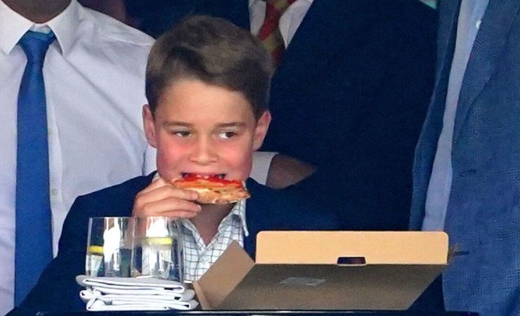 Il futuro erede al trono mentre mangia la pizza