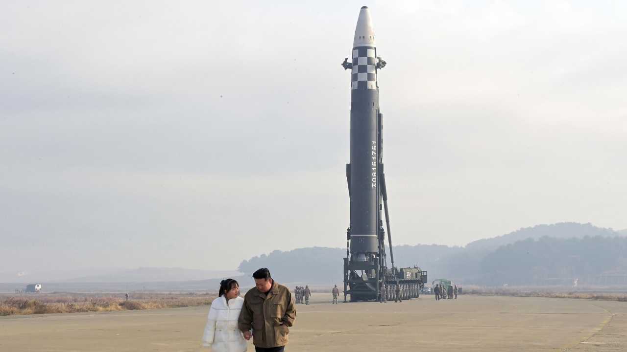 Pyongyang e sua figlia, ispezione a un missile