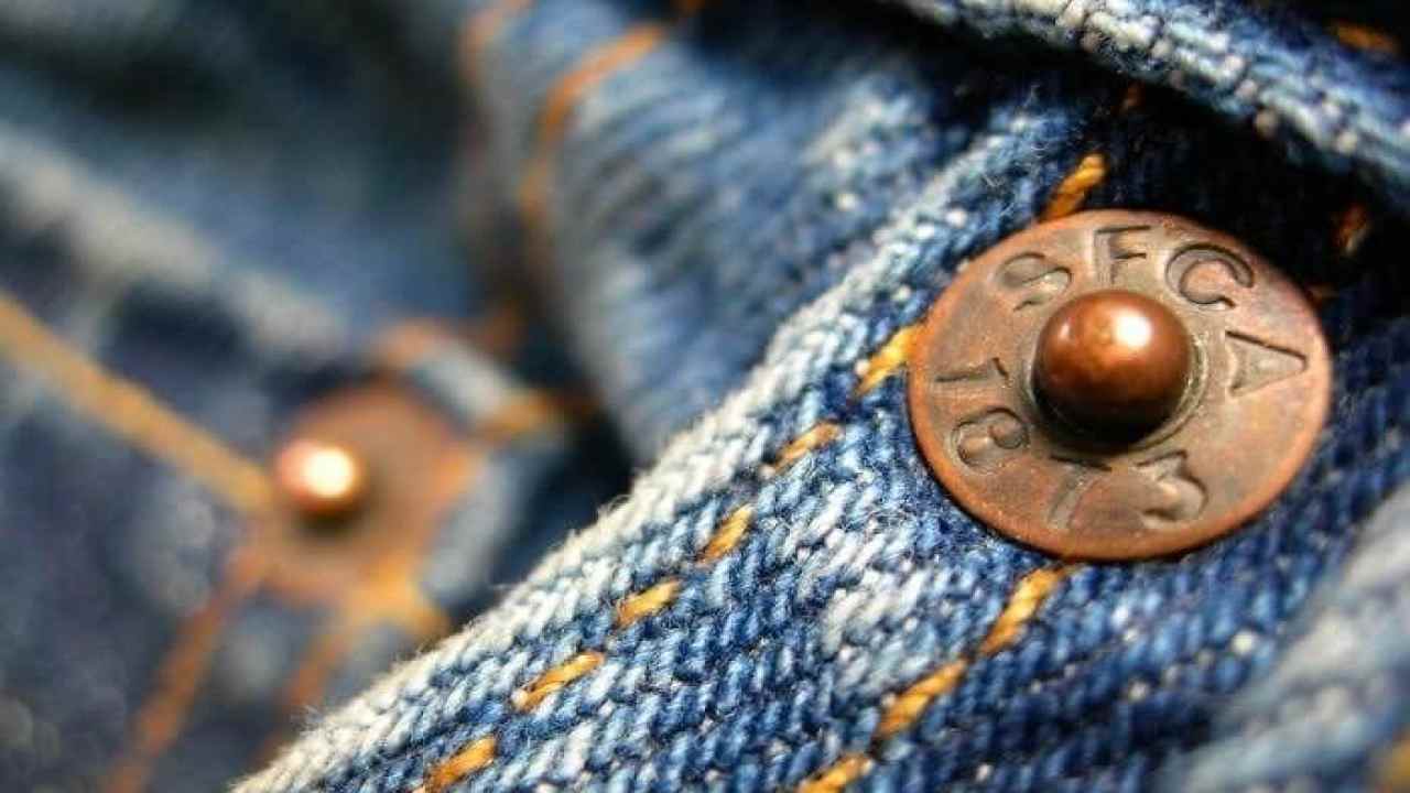 Rivetti di metallo sui jeans