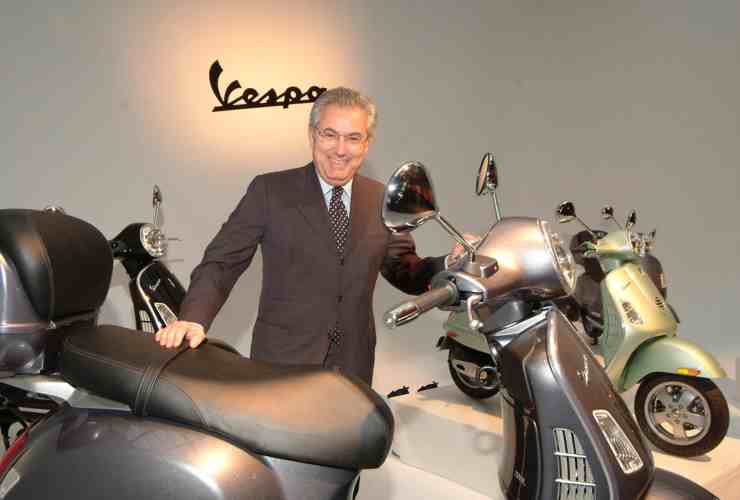 Roberto Colaninno con l'iconica Vespa