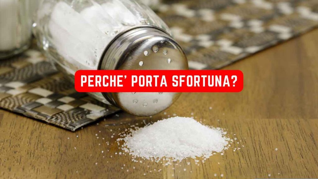 Far cadere il sale a terra porta molta sfortuna, ma perché? Svelato il