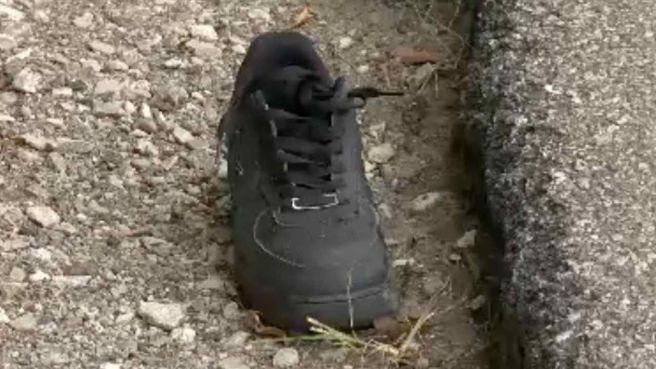 Scarpa del ragazzino investito