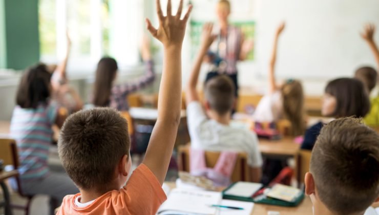 Il bambino che entra in classe con le scarpe rotte