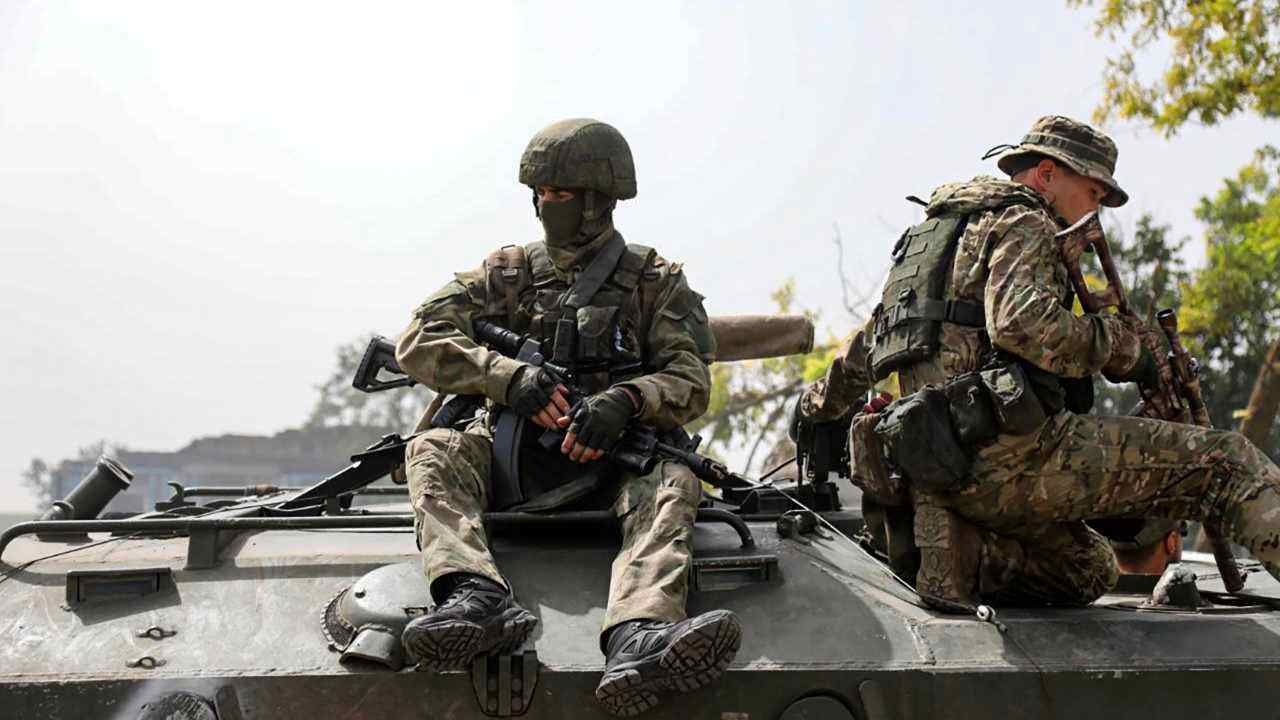 Soldati su un mezzo militare