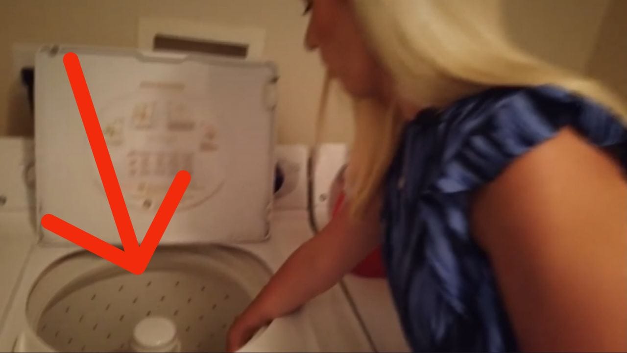 Strana figura mentre stava mettendo il bucato in lavatrice