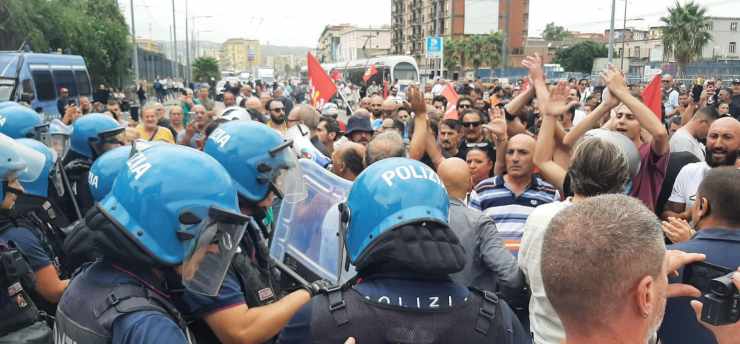 Tensioni tra polizia e manifestanti a Napoli