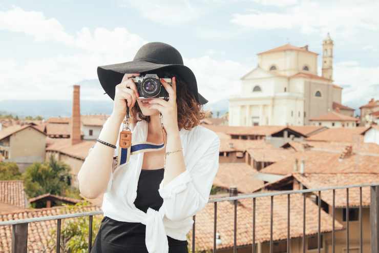 Turista con macchina fotografica