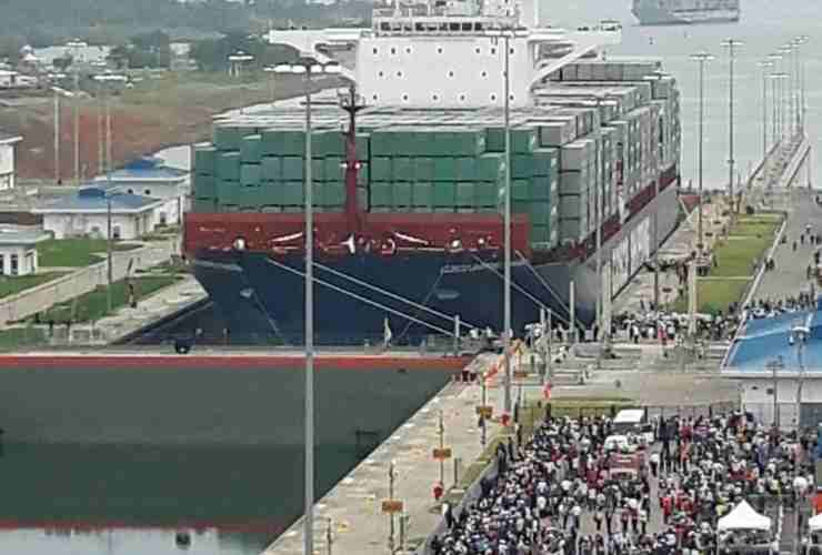 Una nave portacontainer in arrivo al Canale di Panama