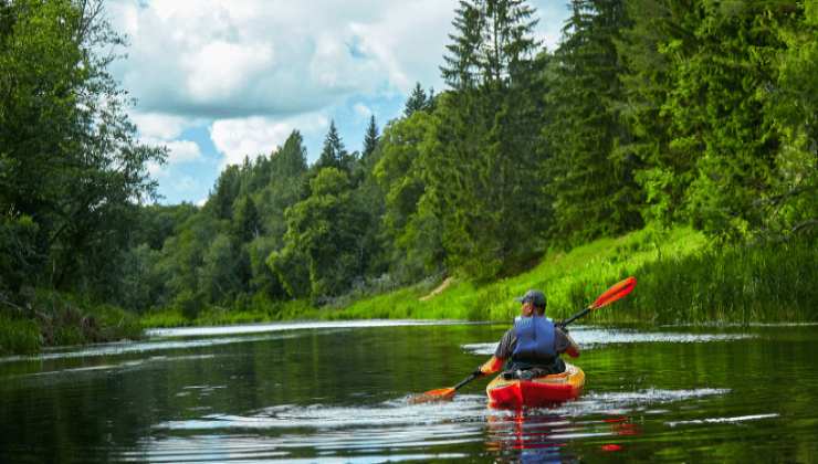 Uomo in kayak sul fiume