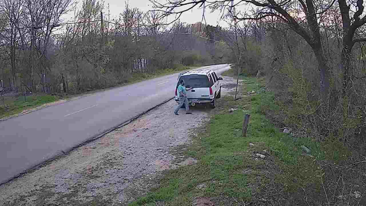 Uomo sul ciglio della strada